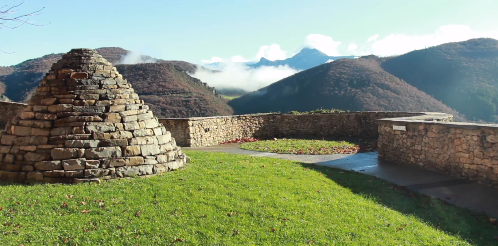 MP_Andy-Goldsworthy_cairn_panorama_nuage-sur-montagne-numéro-1.jpg