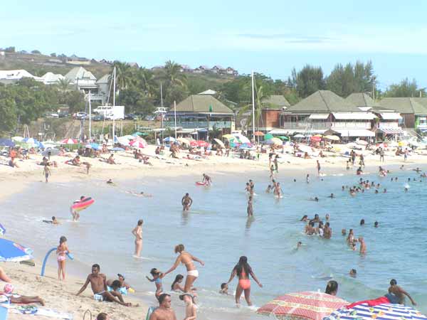 plage_bondée_reunion_1_roches_noires_.jpg